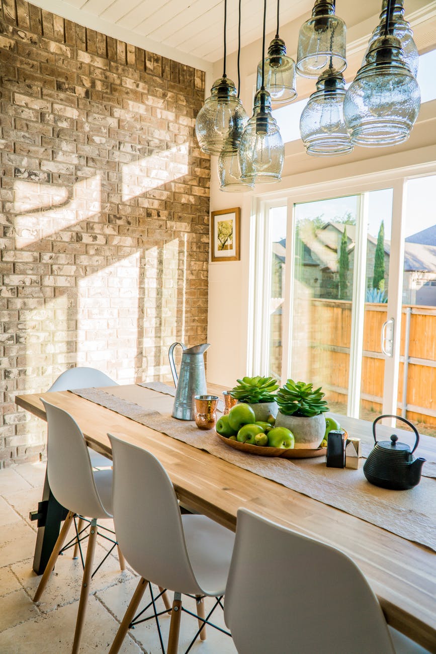 black kettle beside condiment shakers and green fruits and plants on tray on brown wooden table favoriete ruimte in huis