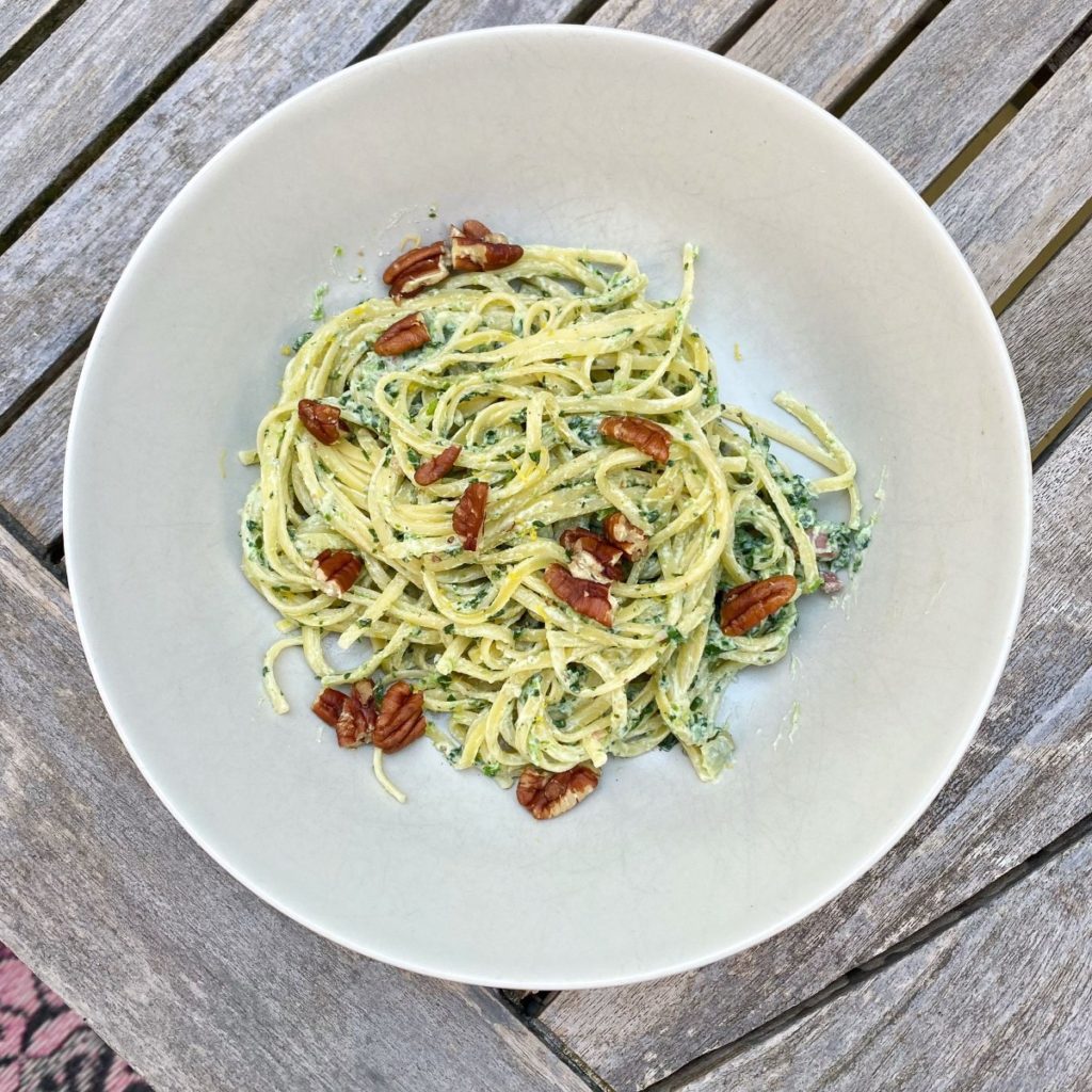 bord met linguine en een eenvoudige gezonde saus recept