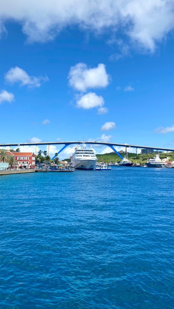 koningin Wilhelminabrug willemstad Bijzondere plekjes Curaçao