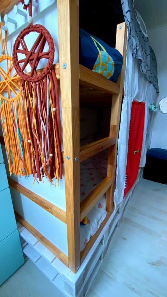  3 kleine kinderkamer diy ophogen verhogen oppimpen twee slaapplekken 2 personen zelf bed maken schuren pallets dromenvangers