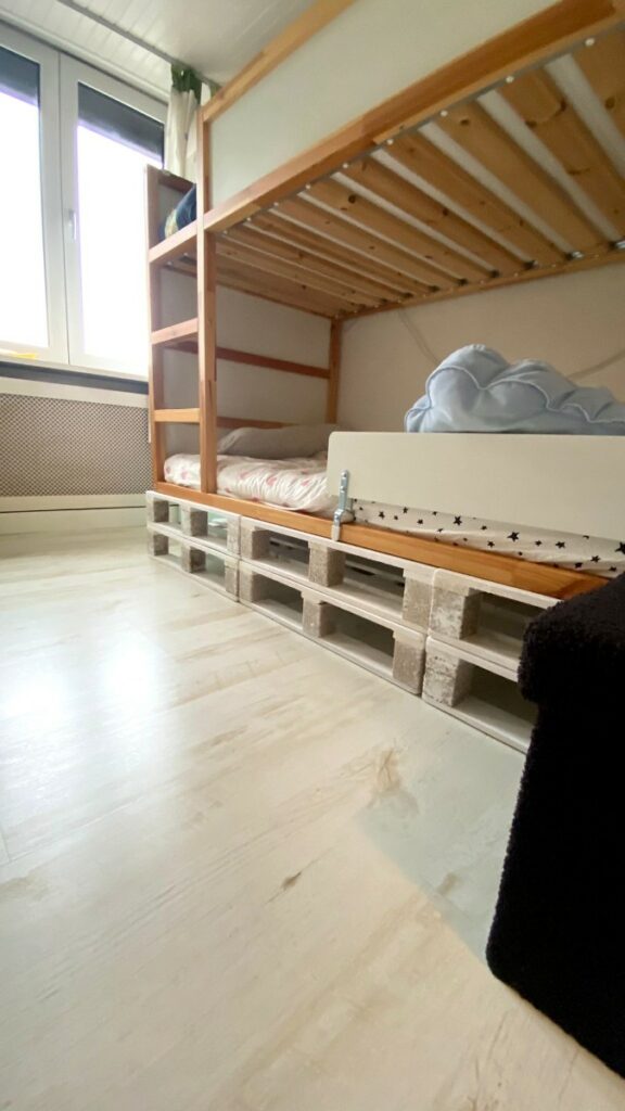 Kura bed Ikea hack 3 kleine kinderkamer diy ophogen verhogen oppimpen twee slaapplekken 2 personen zelf bed maken schuren pallets