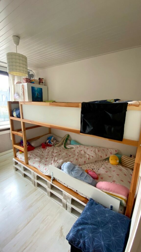 Kura bed Ikea hack 3 kleine kinderkamer diy ophogen verhogen oppimpen twee slaapplekken 2 personen zelf bed maken schuren pallets