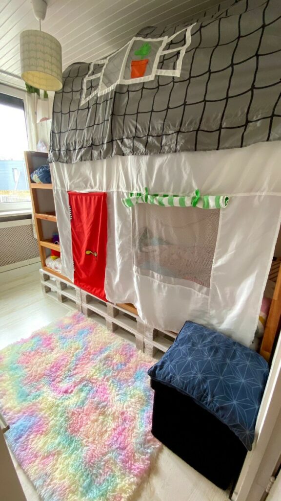 Kura bed Ikea hack 3 kleine kinderkamer diy ophogen verhogen oppimpen twee slaapplekken 2 personen zelf bed maken schuren pallets