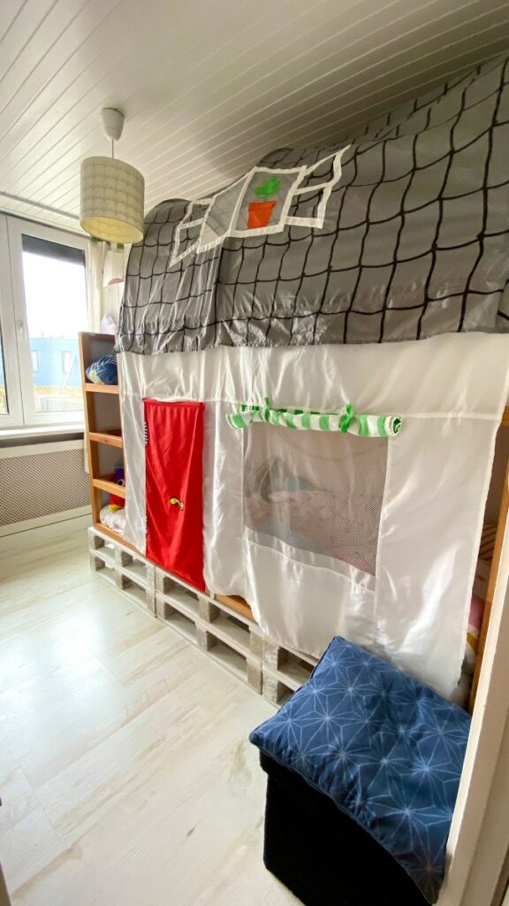 Kura bed Ikea hack 3 kleine kinderkamer diy ophogen verhogen oppimpen twee slaapplekken 2 personen zelf bed maken schuren pallets