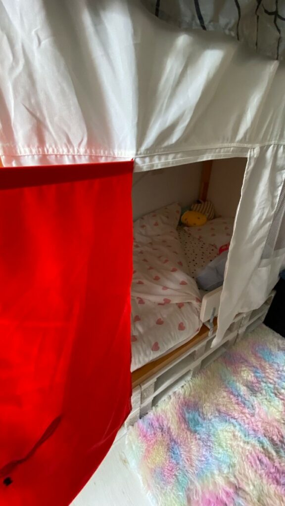 Kura bed Ikea hack 3 kleine kinderkamer diy ophogen verhogen oppimpen twee slaapplekken 2 personen zelf bed maken schuren pallets