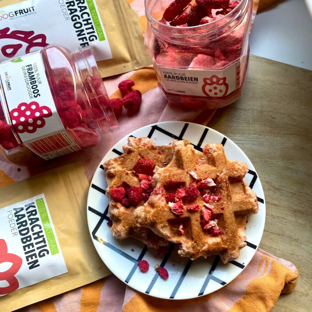 Makkelijk recept wafels aardbei dragonfruit fruitpoeder gedroogd fruit recept simpel snel eenvoudig lekker valentijn framboos