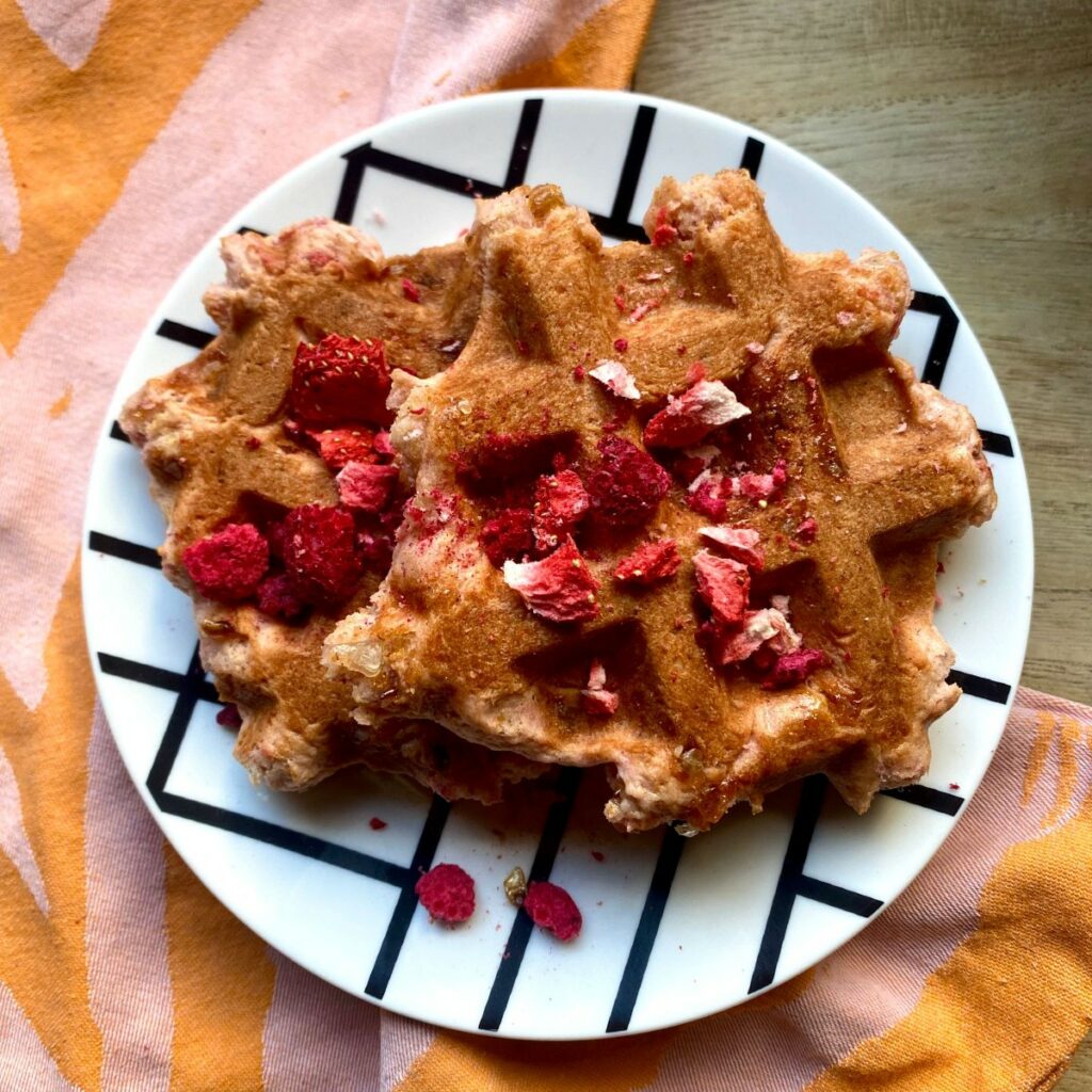 Makkelijk recept wafels aardbei dragonfruit fruitpoeder gedroogd fruit recept simpel snel eenvoudig lekker valentijn framboos wafelijzer