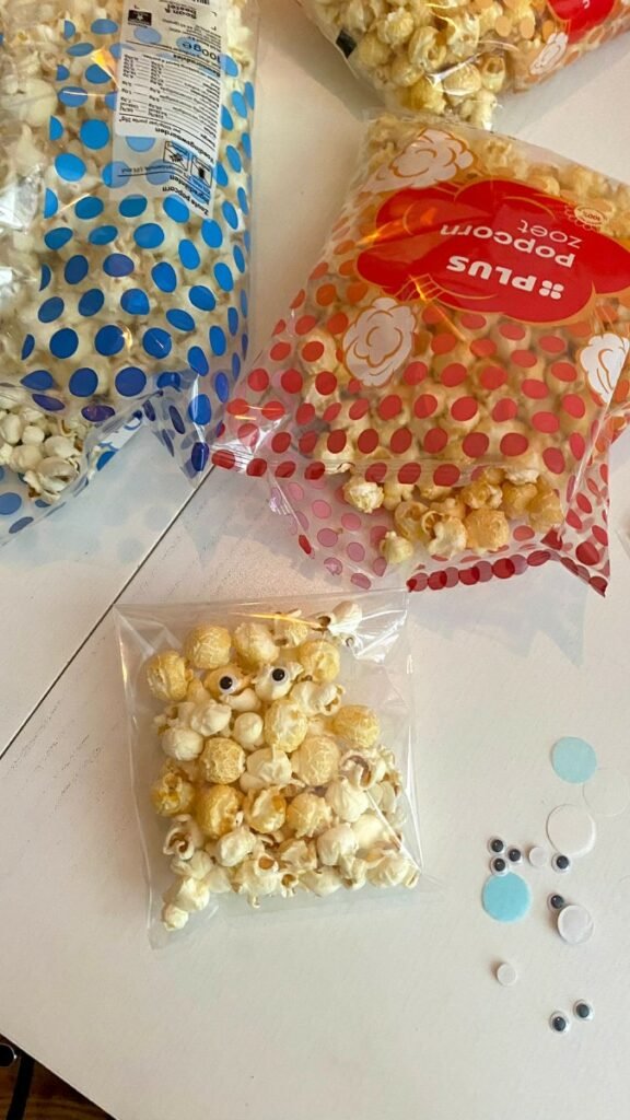 Simpele traktatie basisschool popcorn gezond zakjes vervoeren halal vega eenvoudig trakteren uitdelen school kinderdagverblijf snel