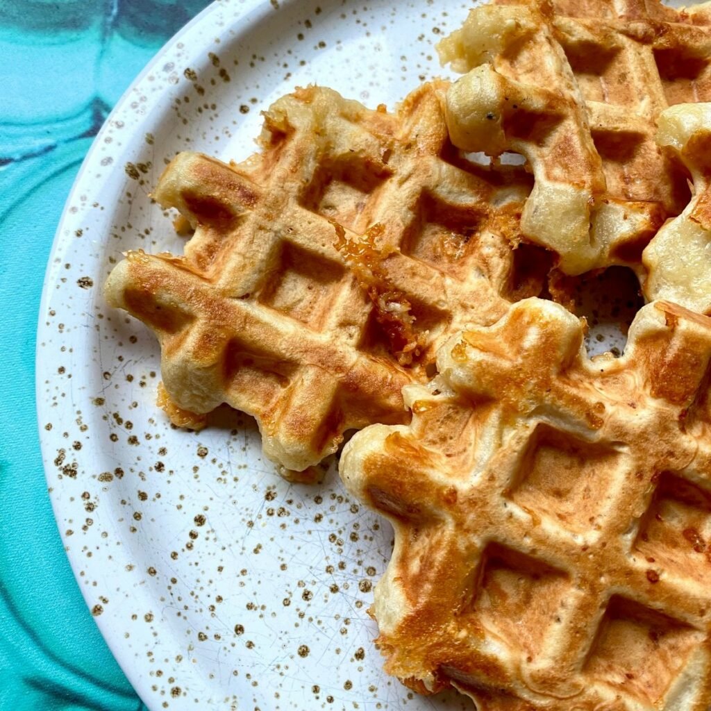 Simpel recept kaaswafels, een lekker hartig recept voor je wafelijzer hartige wafels ei melk zelfrijzend bakmeel olijfolie snel eenvoudig simpel lekker