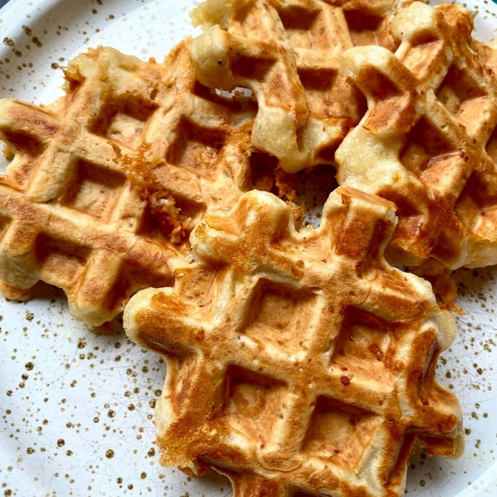 Simpel recept kaaswafels, een lekker hartig recept voor je wafelijzer beslag ei knoflook peper zout zelfrijzend bakmeel eenvoudig snel simpel