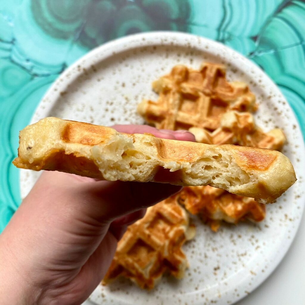 Simpel recept kaaswafels, een lekker hartig recept voor je wafelijzer eenvoudig snel simpel kaas ei melk zout peper zelfrijzendbakmeel wafelijzer hartige wafels