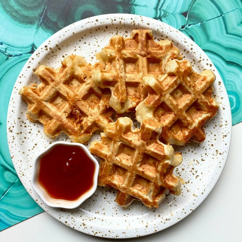 Simpel recept kaaswafels, een lekker hartig recept voor je wafelijzer simpele dip ketchup loempiasaus chili chilisais sriracha snel eenvoudig simpel lekker hartig