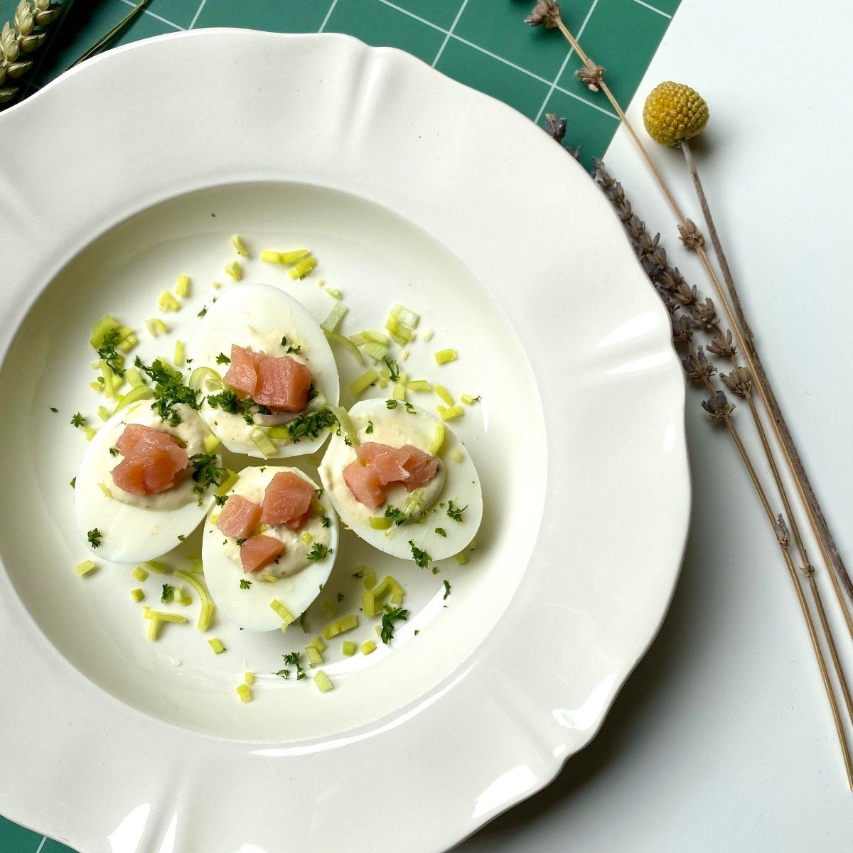 gevulde eieren met asperges zalm ei asperge recept snel simpel seizoensgroente eenvoudig lekker bord hapjes