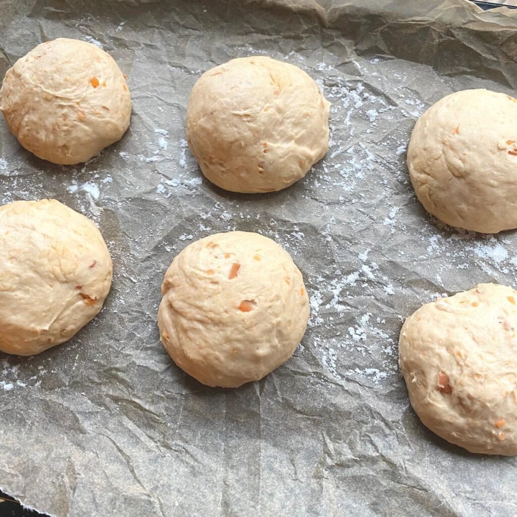 bolletjes van zelfgemaakte deeg brood