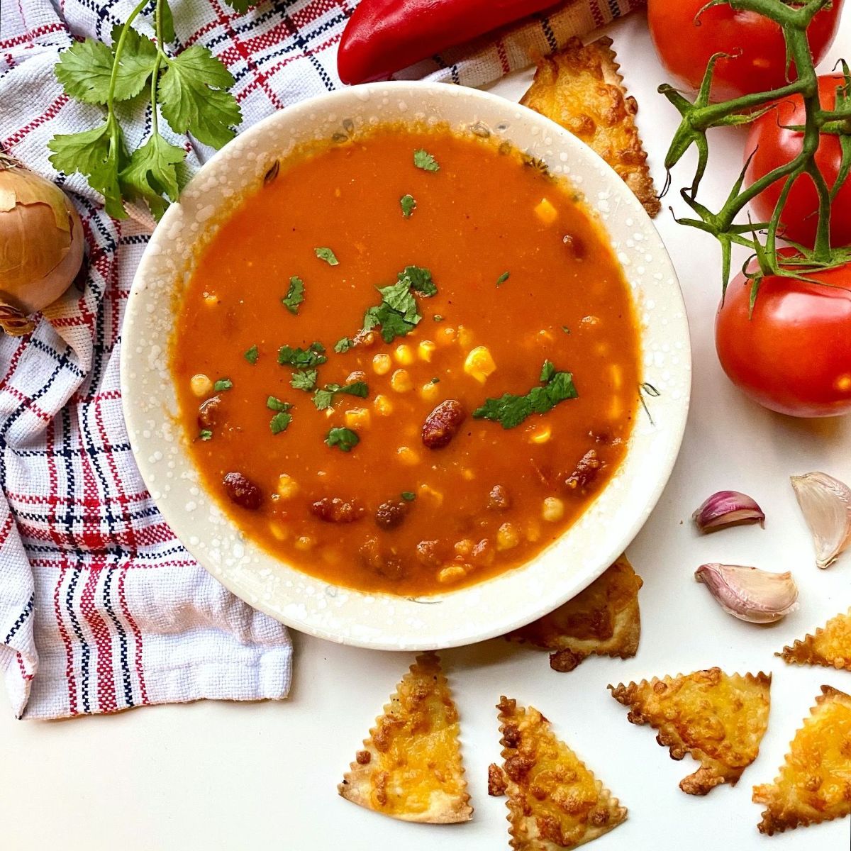 Mexicaanse tomatensoep recept met ingrediënten op de foto